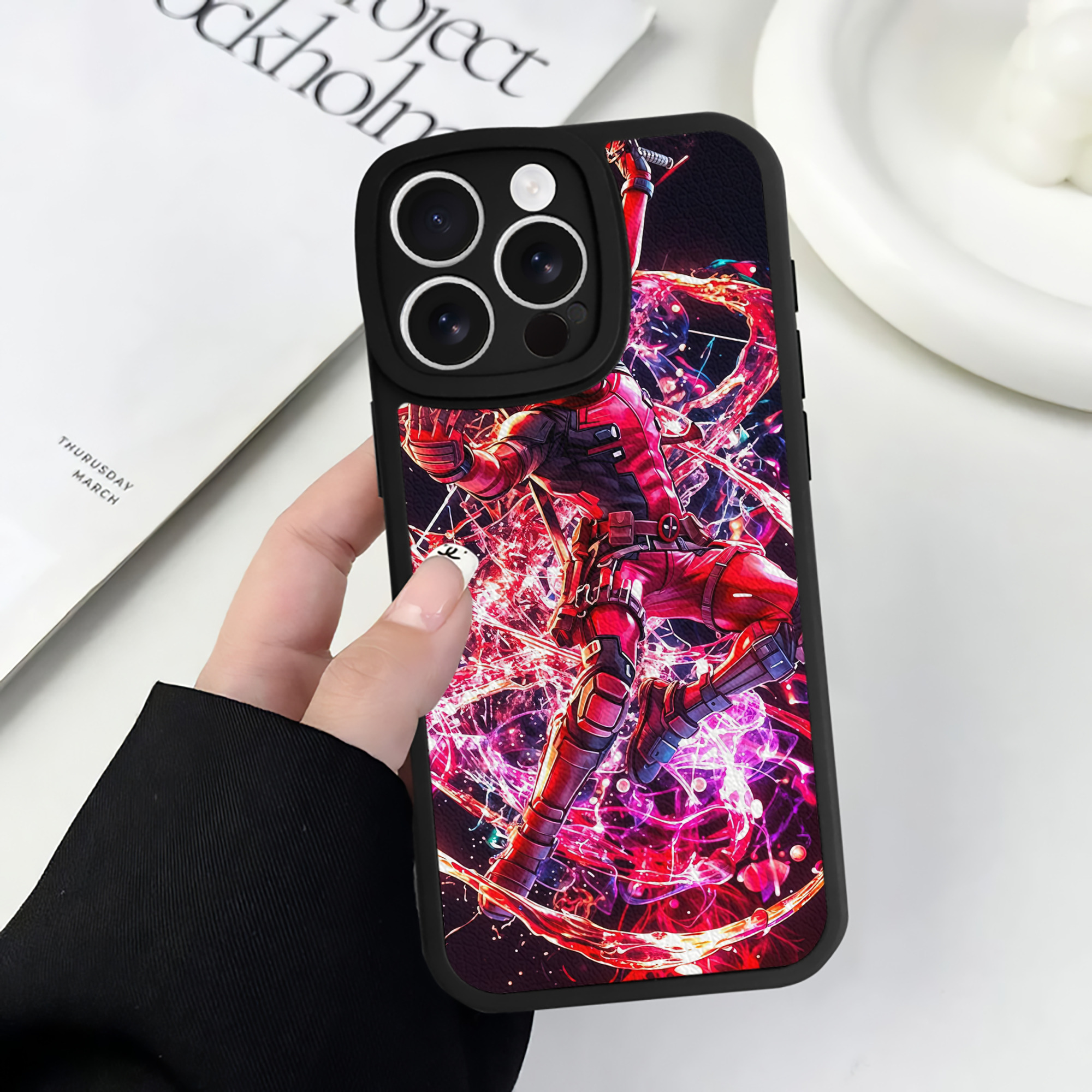 （画像用） Deadpool デッドプール 【iPhone 16シリーズ対応】シリコンスマホケース（レザー調） 材質：シリコン